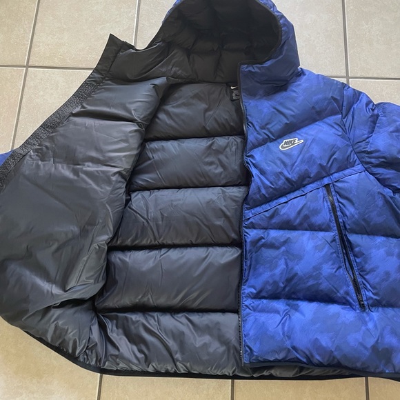 Nike puffer jacket with multiple pockets ,col-blue
